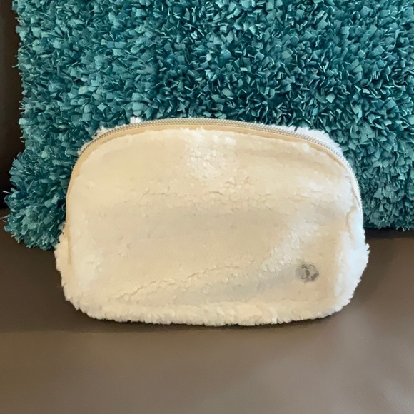 lululemon athletica Handbags - Lululemon Everywhere Belt bag fleece natural